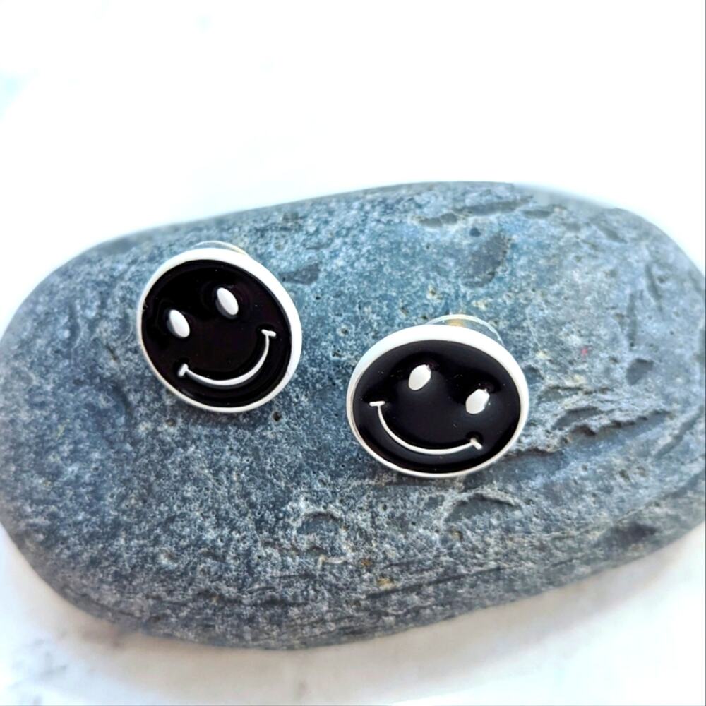 HAPPY FACE Black and White Post Earrings Smile Have a Nice Day NEW Retro Style